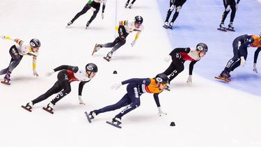 GDANSK - Teun Boer en Friso Emons tijdens de finale op de 5000 meter relay mannen op de vierde en laatste dag van de EK shorttrack. ANP IRIS VAN DEN BROEK