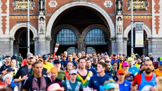 AMSTERDAM - Hardlopers tijdens de TCS Amsterdam Marathon 2023. Aan de Marathon van Amsterdam doen een recordaantal van 47.000 lopers mee. ANP IRIS VAN DEN BROEK