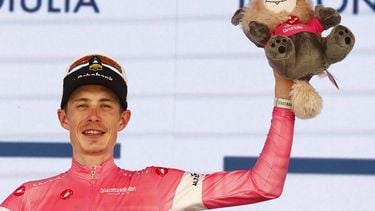Team Visma Lease a Bike Danish rider Jonas Vingegaard celebrates the overall leader's pink jersey on the podium of the 15th stage of the Giro d'Italia 2026 - Tour of Italy cycling race between Voghera and Milan, Italy, on May 24, 2026. 
Luca Bettini / AFP