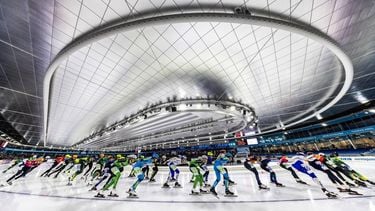 HEERENVEEN - Sfeerbeeld van het mannenpeloton tijdens het Nederlands kampioenschap marathonschaatsen in Thialf. Deze wedstrijd vindt jaarlijks op nieuwjaarsdag plaats. VINCENT JANNINK / ANP