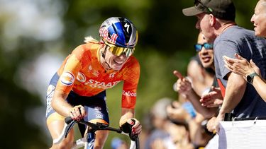 MONTREAL - Demi Vollering solo aan de leiding tijdens de wegwedstrijd bij de vrouwen op de wereldkampioenschappen wielrennen. ROBIN VAN LONKHUIJSEN / ANP