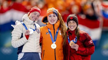 MILAAN - Ragne Wiklund uit Noorwegen, Antoinette Rijpma de Jong en Valerie Maltais uit Canada tijdens de medailleceremonie van de 1500 meter bij het langebaanschaatsen in het Milano Speed Skating Stadium op de Olympische Winterspelen van Milaan. IRIS VAN DEN BROEK / ANP