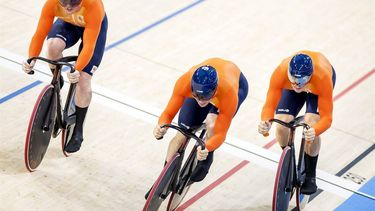 SAINT-QUENTIN-EN-YVELINES - Baanwielrenners Roy van den Berg, Harrie Lavreysen en Jeffrey Hoogland tijdens de teamsprint op de Olympische Spelen. ANP KOEN VAN WEEL