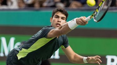 2023-10-11 19:12:43 epa10913088 Carlos Alcaraz of Spain in action during the match against Grigor Dimitrov of Bulgaria at the Shanghai Masters tennis tournament, Shanghai, China, 11 October 2023.  EPA/ALEX PLAVEVSKI