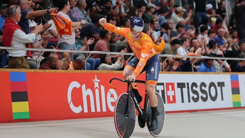 Netherlands' #166 Jeffrey Hoogland celebrates after winning the men's team sprint final during the 2025 UCI Track World Championships at the Peñalolen Velodrome, in Santiago, on October 22, 2025. 
Javier TORRES / AFP