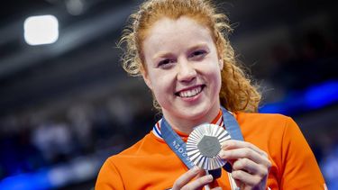 SAINT-QUENTIN-EN-YVELINES - Hetty van de Wouw met haar zilveren medaille tijdens de huldiging van het onderdeel keirin (vrouwen) bij het baanwielrennen in het Velodrome op de Olympische Spelen. ANP KOEN VAN WEEL