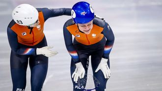 MILAAN - Xandra Velzeboer wordt getroost door Selma Poutsma na afloop van de B finale van mixed relay in de Milano Ice Skating Area, tijdens de Olympische Winterspelen. SEM VAN DER WAL / ANP