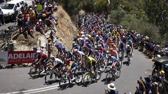 epa12669402 The Peloton at the Corkscrew during stage 2, Norwood to Uraidla, 148.1km of the 2026 Men's Tour Down Under professional road bicycle race in Adelaide, Australia, 22 January 2026.  EPA/MATT TURNER EDITORIAL USE ONLY AUSTRALIA AND NEW ZEALAND OUT