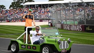 epa12802709 Oscar Piastri of McLaren rides in a Mini Moke during the drivers' parade at the 2026 Australian Grand Prix at Albert Park Circuit in Melbourne, Australia, 08 March 2026.  EPA/JOEL CARRETT EDITORIAL USE ONLY AUSTRALIA AND NEW ZEALAND OUT