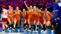ROTTERDAM -  De Nederlandse handbalsters vieren de overwinning tijdens het groepsduel Polen - Nederland in de hoofdronde van het WK handbal in Ahoy Rotterdam. ANP IRIS VAN DEN BROEK