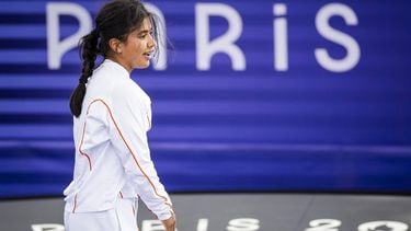 PARIJS - India Sardjoe in actie tegen 671 van China tijdens de kwalificatie breaking voor B-girls op het Place de la Concorde op de Olympische Spelen. ANP IRIS VAN DEN BROEK