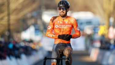 LIEVIN - Wielrenner Joris Nieuwenhuis komt over de finish tijdens het WK veldrijden in het Franse Lievin. ANP BAS CZERWINSKI