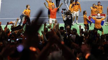 Tallon Griekspoor of Team Netherlands (2L) reacts after winning his match against Jan-Lennard Struff of Team Germany during their semi-final singles match between Germany and Netherlands at the Davis Cup Finals at the Palacio de Deportes Jose Maria Martin Carpena arena in Malaga, southern Spain, on November 22, 2024. 
Thomas COEX / AFP