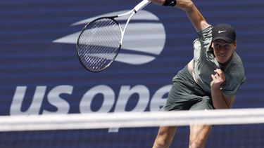 Italy's Jannik Sinner serves to USA's Alex Michelsen during their men's singles second round tennis match on day four of the US Open tennis tournament at the USTA Billie Jean King National Tennis Center in New York City, on August 29, 2024. 
Kena Betancur / AFP