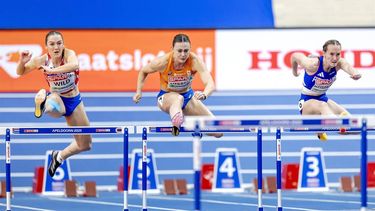 APELDOORN - Nadine Visser tijdens het onderdeel 60 meter horden op de eerste dag van het EK Indoor atletiek in Omnisport Apeldoorn. ANP ROBIN VAN LONKHUIJSEN