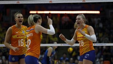 epa13054556 Netherlands' Elles Dambrink (R), Britt Bongaerts (C) and Indy Baijens (L) celebrate a point against Thailand during the Volleyball Nations League 2026 - Women's Pool 6 Week 2 match between Thailand and Netherlands in Bangkok, Thailand, 21 June 2026.  EPA/RUNGROJ YONGRIT