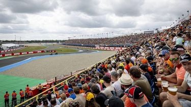 ASSEN - Racefans in de Geert Timmer bocht tijdens de 100e editie van de TT van Assen. ANP WOUTER DE WILDE