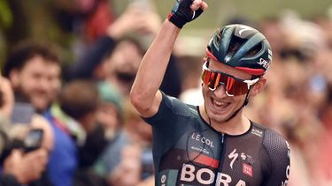 Stage winner Team Bora's German rider Lennard Kamna rides the last meters to cross the finish line of the stage 9 of the 2023 La Vuelta cycling tour of Spain, a 184,5 km hilly race from Cartagena to Collado de la Cruz de Caravaca, on September 3, 2023. 
JOSE JORDAN / AFP