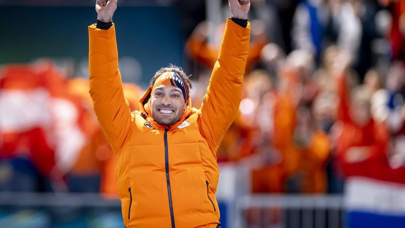 MILAAN - Kjeld Nuis tijdens de medailleceremonie van de 1500 meter bij het langebaanschaatsen in het Milano Speed Skating Stadium op de Olympische Winterspelen van Milaan. SEM VAN DER WAL / ANP