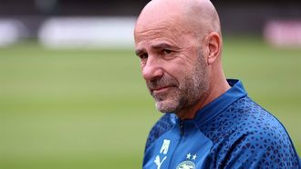 2023-08-29 16:42:26 EINDHOVEN - PSV Eindhoven coach Peter Bosz in actie tijdens de training in aanloop naar de tweede en laatste play-off Champions League wedstrijd tussen PSV en de Schotse Rangers FC. VINCENT JANNINK