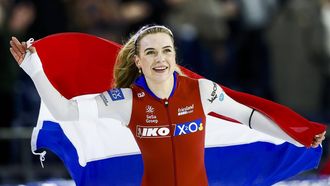 HEERENVEEN - Joy Beune juicht na het winnen van het Nederlandse kampioenschap allround schaatsen tijdens de tweede dag in Thialf. ANP VINCENT JANNINK