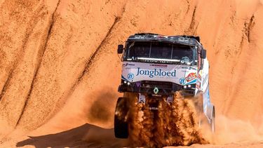 epa11079604 Dutch driver Gert Huzink of JONGBLOED DAKAR TEAM in action during Stage 8 of the 2024 Rally Dakar, from Al Duwadimi to Hail, Saudi Arabia, 15 January 2024.  EPA/Aaron Wishart