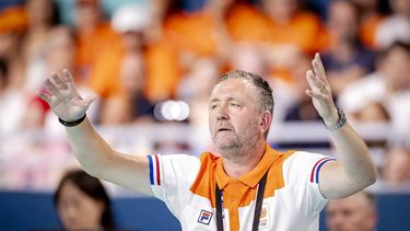 PARIJS - Nederlandse handbalcoach Per Johansson  in actie tegen Spanje, tijdens de knock-outfase op de Olympische Spelen. ANP ROBIN VAN LONKHUIJSEN