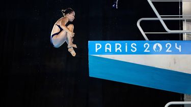 PARIJS - Else Praasterink tijdens het schoonspringen voorronde toren 10m plank tijdens de Olympische Spelen. ANP IRIS VAN DEN BROEK