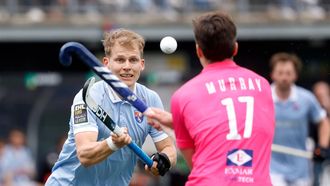 DEN BOSCH - Hockeyer Jasper Brinkman (L) van Bloemendaal in in duel met  hockeyspeler Sean Murray (R) van Gantoise tijdens de Euro Hockey League finale. ANP BAS CZERWINSKI