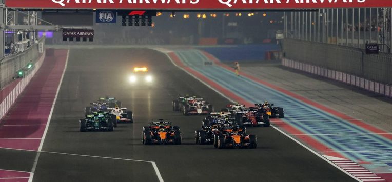 epa12559998 McLaren driver Oscar Piastri of Australia leads the pack from the start in the Formula 1 Qatar Grand Prix at the Lusail International Circuit racetrack outside Doha, Qatar, 30 November 2025.  EPA/ALI HAIDER