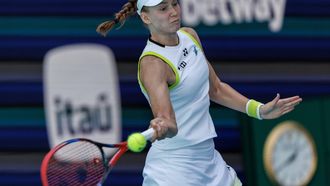 epa12849328 Elena Rybakina of Kazakhstan in action against Jessica Pegula of USA during the Women's Quarterfinal match at the 2026 Miami Open tennis tournament in Miami, Florida, USA, 25 March 2026.  EPA/CRISTOBAL HERRERA-ULASHKEVICH
