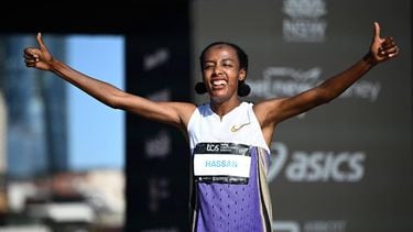 epa12338491 Sifan Hassan of the Netherlands crosses the finish line to win the women's 2025 Sydney Marathon in Sydney, Australia, 31 August 2025.  EPA/BIANCA DE MARCHI AUSTRALIA AND NEW ZEALAND OUT  EDITORIAL USE ONLY EDITORIAL USE ONLY