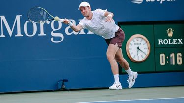 epa13210304 Botic van de Zandschulp of the Netherlands in action against Alex de Minaur of Australia during their men's singles second round match at the US Open Tennis Championships at the USTA Billie Jean King National Tennis Center in Flushing Meadows, New York, USA, 03 September 2026. The 2026 US Open runs from 23 August through 13 September.  EPA/OLGA FEDOROVA