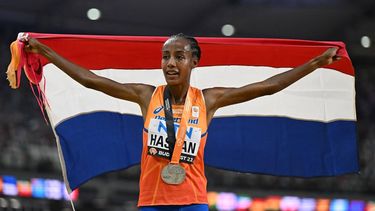 Netherlands' silver medallist Sifan Hassan celebrates with her national flag after the women's 5000m final during the World Athletics Championships at the National Athletics Centre in Budapest on August 26, 2023. 
Jewel SAMAD / AFP