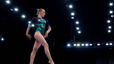 ROTTERDAM - Sanne Wevers in actie op de balk tijdens het NK turnen. Wevers maakt tijdens het toernooi haar rentree in wedstrijdverband. IRIS VAN DEN BROEK / ANP