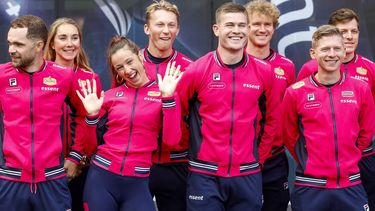 DEN BOSCH - Suzanne Schulting tijdens de teampresentatie van Team Essent. ANP BAS CZERWINSKI