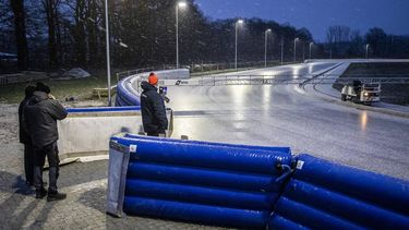 WINTERSWIJK - IJsmeesters kijken naar de sproeiwagen die zorgt voor de groei van de ijsvloer op de ijsbaan van de Winterswijkse IJsclub. Door vorst kan er op opgespoten natuurijsbanen geschaatst worden. ANP VINCENT JANNINK