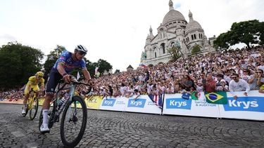 epa13134421 Dutch cyclist Mathieu van der Poel (C) of Alpecin-Premier Tech followed by Yellow Jersey overall leader Slovenian rider Tadej Pogacar of UAE Team Emirates in action in front of the Sacred-Heart Basilica as the cyclists ride through Paris' Montmartre district where the 21st and last stage of the Tour de France cycling race  to Paris pass through, France, 26 July 2026.  EPA/TERESA SUAREZ