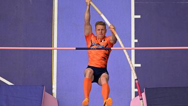 An overview shows Netherlands' Menno Vloon competing in the men's pole vault qualification of the athletics event at the Paris 2024 Olympic Games at Stade de France in Saint-Denis, north of Paris, on August 3, 2024. 
Antonin THUILLIER / AFP