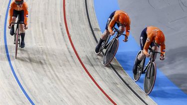 APELDOORN - Kyra Lamberink, Steffie van der Peet, Hetty van de Wouw tijdens de team sprint op de eerste dag van het EK baanwielrennen in het Apeldoornse Omnisportcentrum. Het toernooi duurt tot en met 14 januari en is het laatste grote internationale toernooi in aanloop naar de Olympische Spelen in Parijs. ANP VINCENT JANNINK