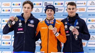 TILBURG - (l-r) Luca Spechenhauser (ITA), Jens Van't Wout (NED), Thomas Nadalini (ITA) tijdens de medailleuitreiking van de 1000 meter tijdens de laatste dag van de Europese kampioenschappen shorttrack. Dit EK was een laatste krachtmeting voor de shorttrackers op weg naar de Olympische Spelen van Milaan. IRIS VAN DEN BROEK / ANP