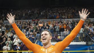 APELDOORN - Harrie Lavreysen juicht na het winnen in de finale keirin mannen op de laatste dag van de EK baanwielrennen in het Apeldoornse Omnisportcentrum. ANP VINCENT JANNINK