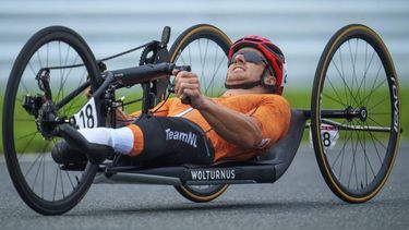 epa09440001 A handout photo made available by OIS/IOC shows Jetze Plat of the Netherlands competing in the Men's H4 Road Cycling Race at the Fuji International Speedway during the Tokyo 2020 Paralympic Games, Oyama, Japa, 01 September 2021.  EPA/Thomas Lovelock for OIS HANDOUT  HANDOUT EDITORIAL USE ONLY/NO SALES