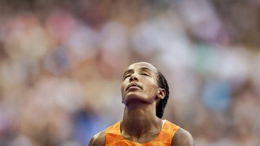 PARIJS - Sifan Hassan tijdens op de 5000 meter op de Olympische Spelen. ANP ROBIN VAN LONKHUIJSEN