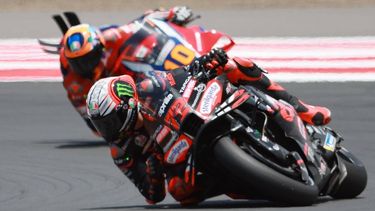 epa12429177 MotoGP Aprilia Racing rider Marco Bezzecchi of Italy in action during qualifying sessions at the Motorcycling Grand Prix of Indonesia at Mandalika Circuit in Mandalika, Indonesia, 04 October 2025.  EPA/ADI WEDA