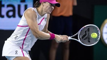 epa11243782 Iga Swiatek of Poland in action against Ekaterina Alexandrova of Russia during the women's fourth round of the 2024 Miami Open tennis tournament in Miami, Florida, USA, 25 March 2024.  EPA/CRISTOBAL HERRERA-ULASHKEVICH