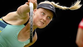 ROSMALEN - Tennisster Suzan Lamens in actie op het internationale tennistoernooi Libema Open. Het gecombineerde Nederlandse tennistoernooi voor mannen en vrouwen wordt twaalf dagen lang gehouden op de grasbanen van Autotron. ANP SANDER KONING