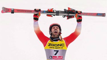 Winner Switzerland's Loic Meillard celebrates after the Men's Slalom event of the Saalbach 2025 FIS Alpine World Ski Championships in Hinterglemm on February 16, 2025. 
Dimitar DILKOFF / AFP