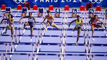 PARIJS - Maayke Tjin-a-Lim (M) in actie op de 100 meter horden (vrouwen) tijdens de olympische atletiekwedstrijden. ANP IRIS VAN DEN BROEK