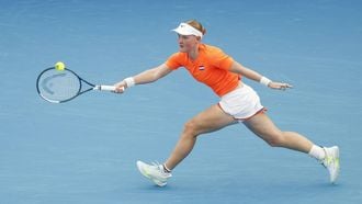 epa12632666 Suzan Lamens of Team  Netherlands plays a forehand in her Group F singles match against Iga Swiatek of team Poland during day six of the 2026 United Cup at Ken Rosewall Arena in Sydney, Australia, 07 January  2026.  EPA/MARK EVANS NO ARCHIVING, EDITORIAL USE ONLY AUSTRALIA AND NEW ZEALAND OUT